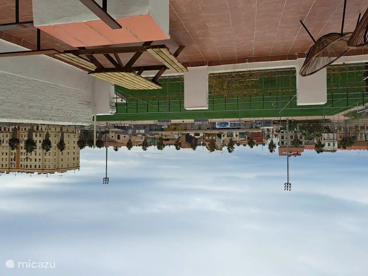 Dachterrasse Valencia mit zwei Picknicktischen, zwei Sonnenliegen und drei Sitzecken.