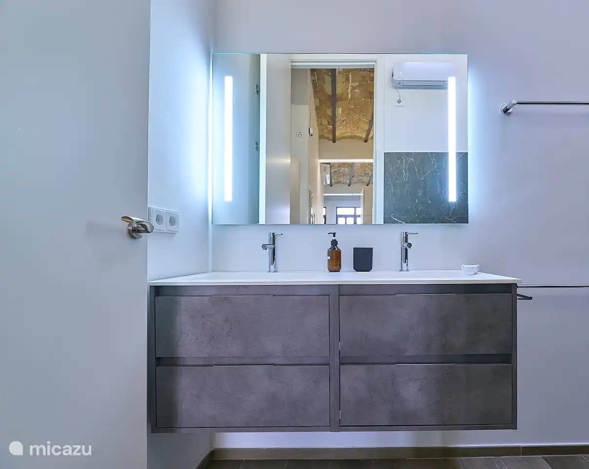 Reina 2 - Tres Reinas Valencia -