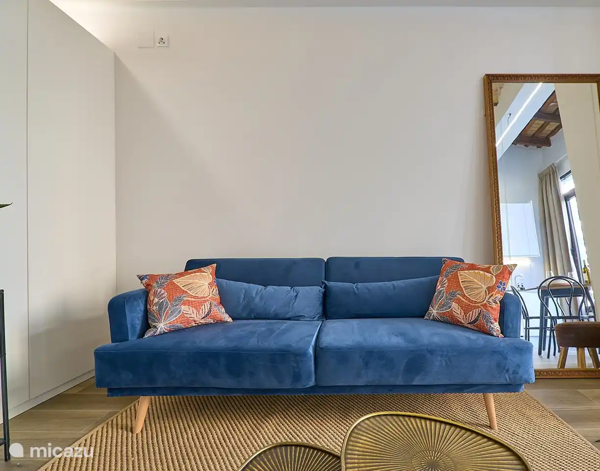 Das Sofa - kann durch Umklappen der Rückenlehne auch als Schlafsofa genutzt werden.