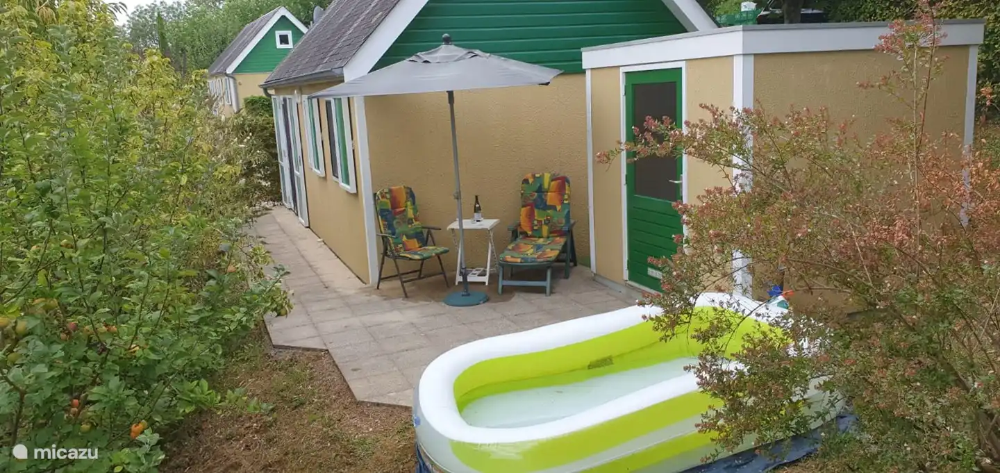 Terrasse neben dem Chalet, aufblasbarer Pool im Abstellraum verfügbar