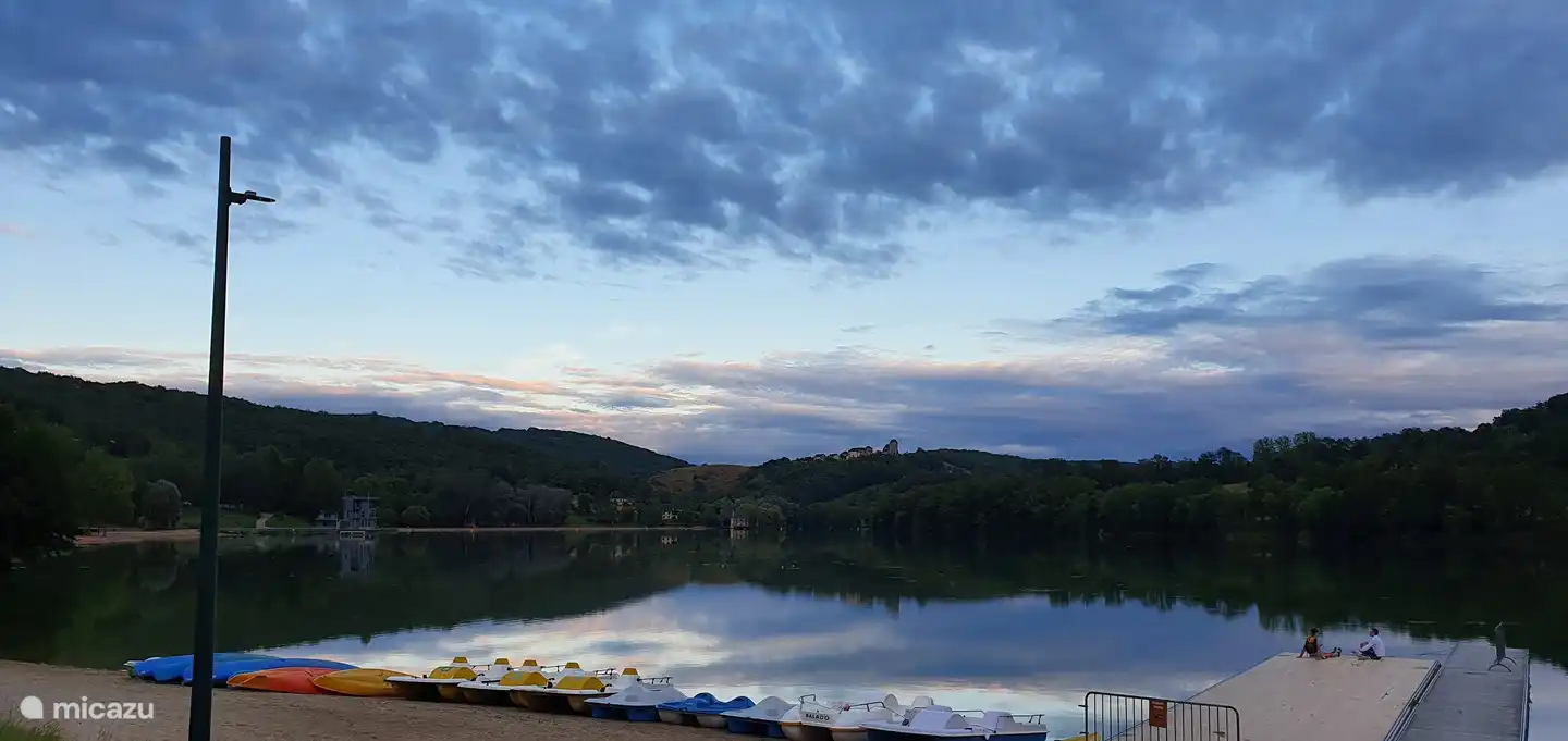 Tretboote, Kanus und Subboards können neben dem Strand gemietet werden