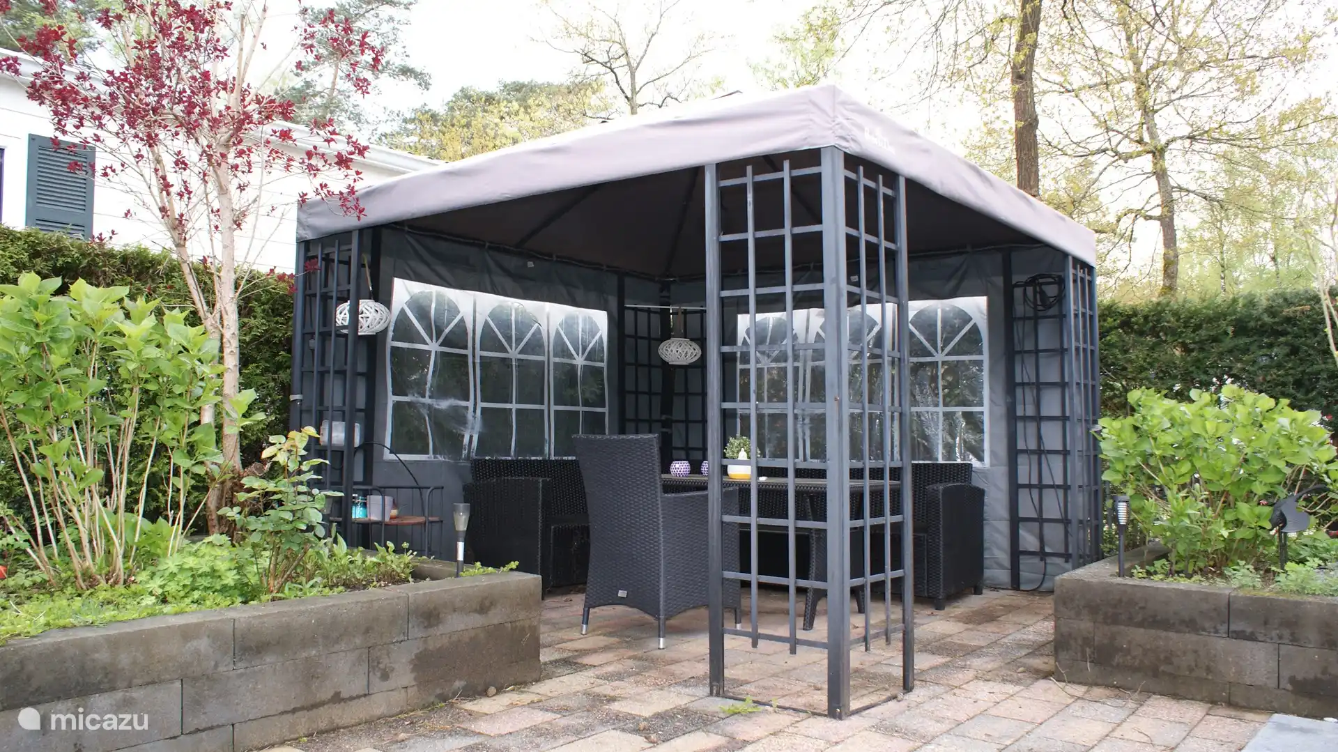 Schönes Terrassenzelt für warme Abende oder bei Regen