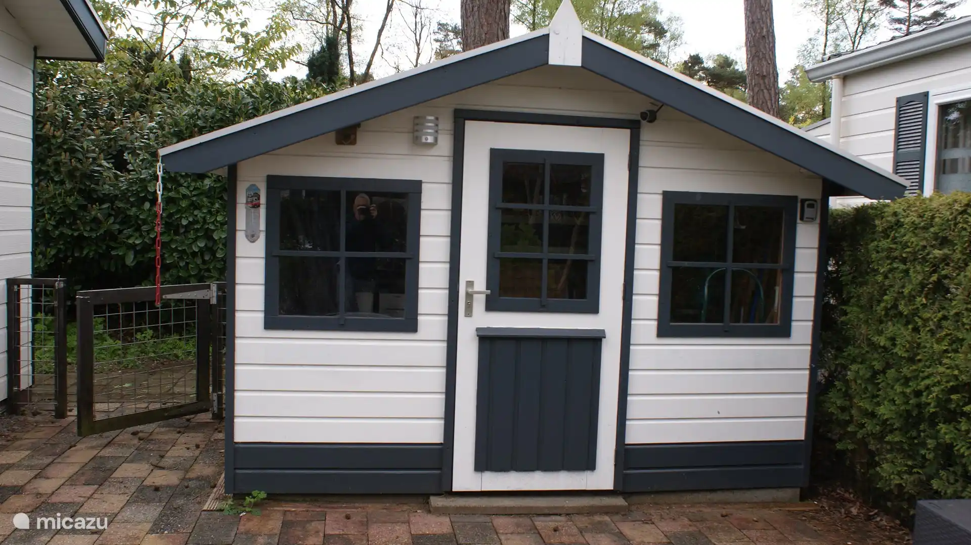 Großer Abstellraum mit Waschmaschine und Trockner.