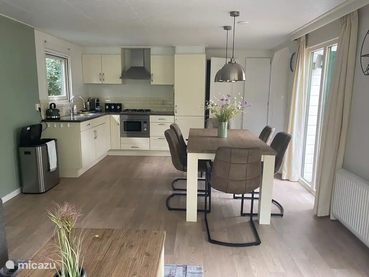 Geräumiges Wohnzimmer