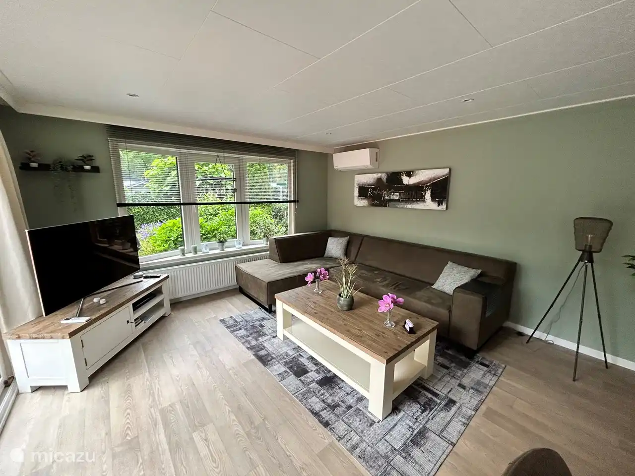 Modern eingerichtetes Wohnzimmer