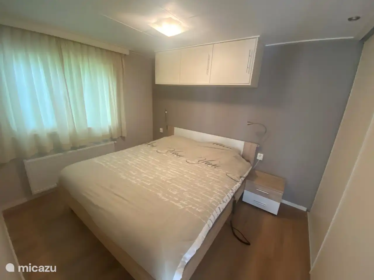 Hauptschlafzimmer mit elektrischen Betten und großem Schiebeschrank