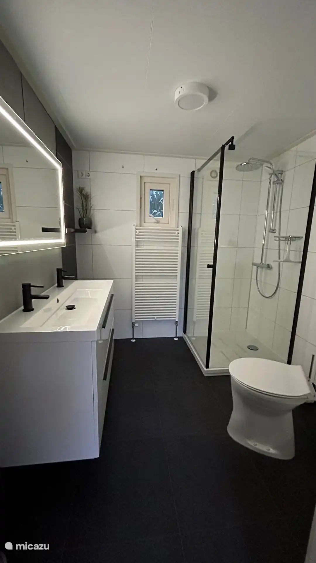 Renoviertes Badezimmer mit großer Duschkabine und Waschbecken für 2 Personen. Der Spiegel wird beheizt, damit er nicht beschlägt. ??