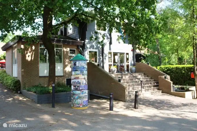 Empfangsgebäude am Eingang des Parks