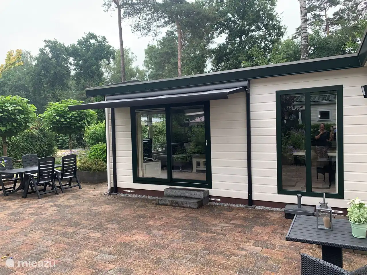 Sonnenschirm, unter dem Sie auch an einem lauen Sommerabend sitzen können