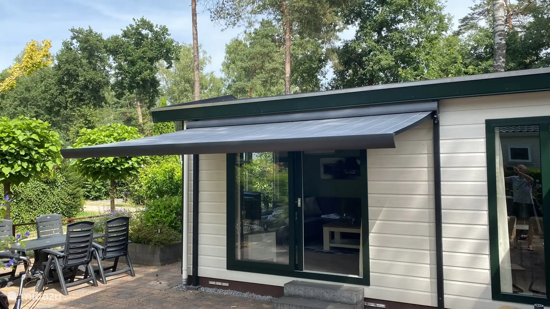 Trinken Sie einen Drink unter dem Terrassenschirm