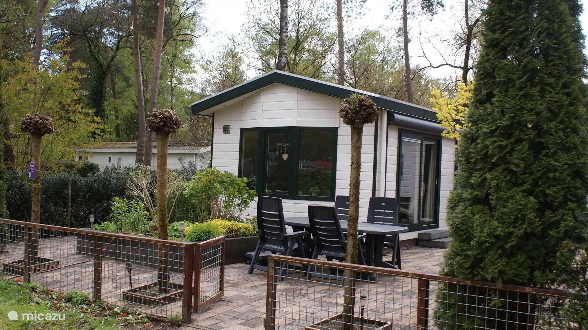 Wunderschöner angelegter Garten