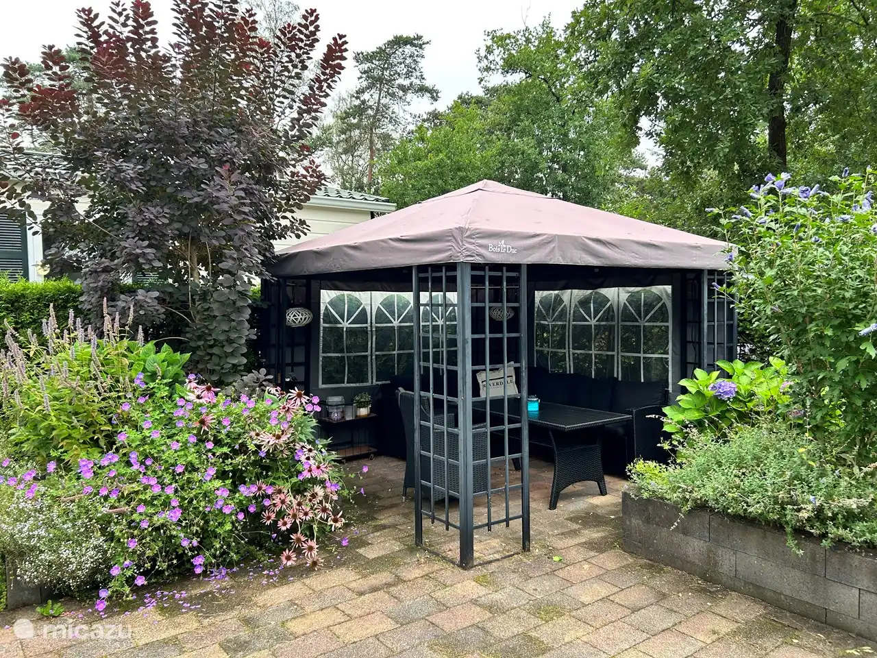 Überdachter Pavillon zum Entspannen