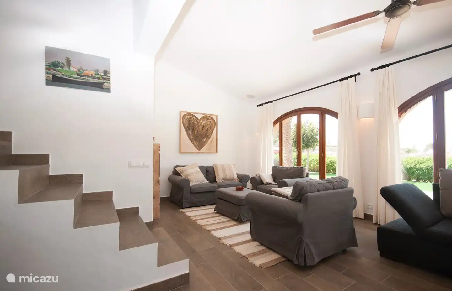 salon et escalier vers le haut