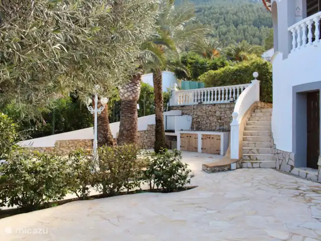Villa Las dos Hermanas | Espagne, Costa Blanca, Dénia - villa Le jardin à gauche de la maison avec salon et cuisine extérieure