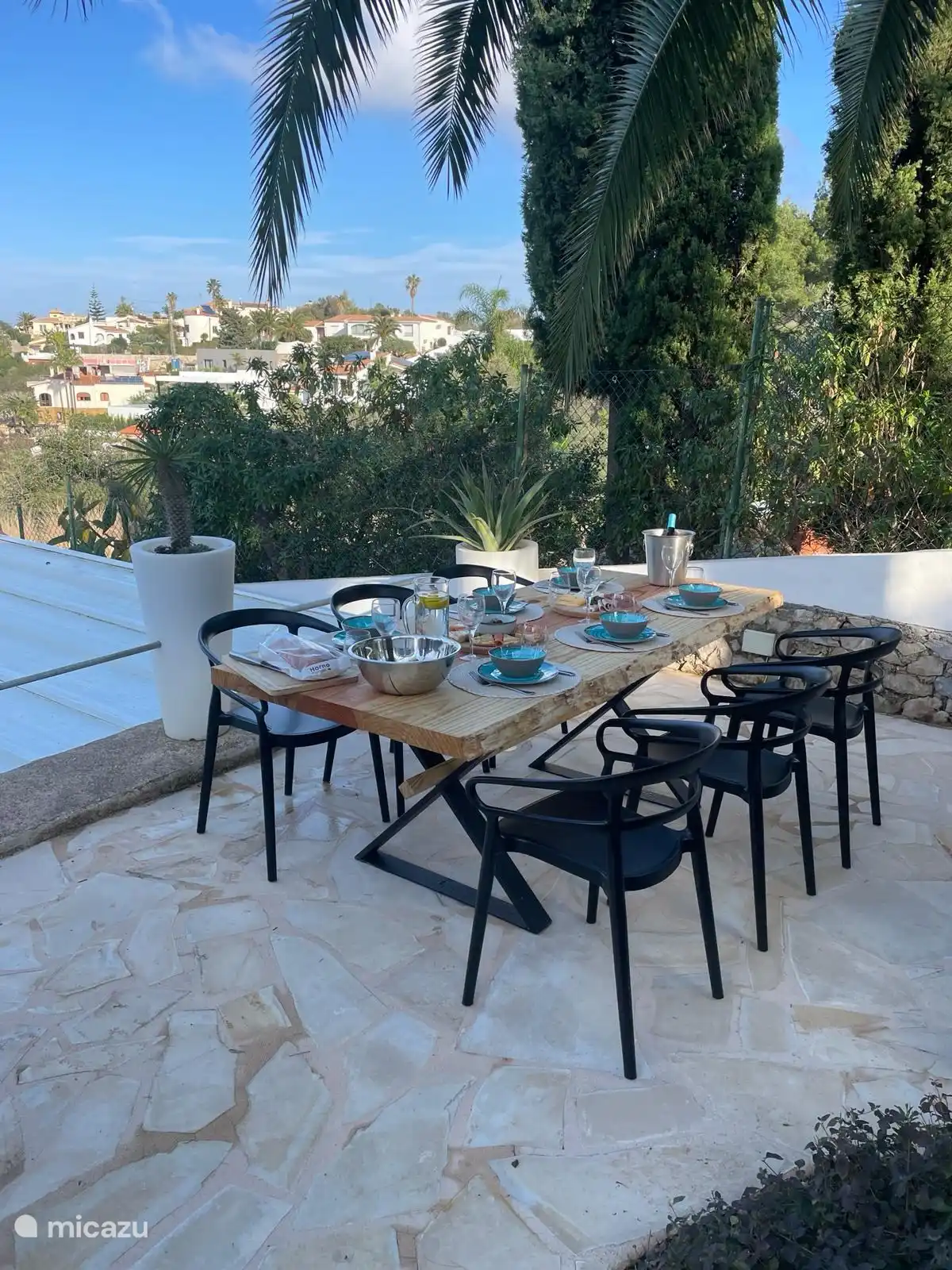 Enjoy the outdoor dining table with the special outdoor tableware and the delicious dishes from the Komado Joe. The great view completes it completely. 