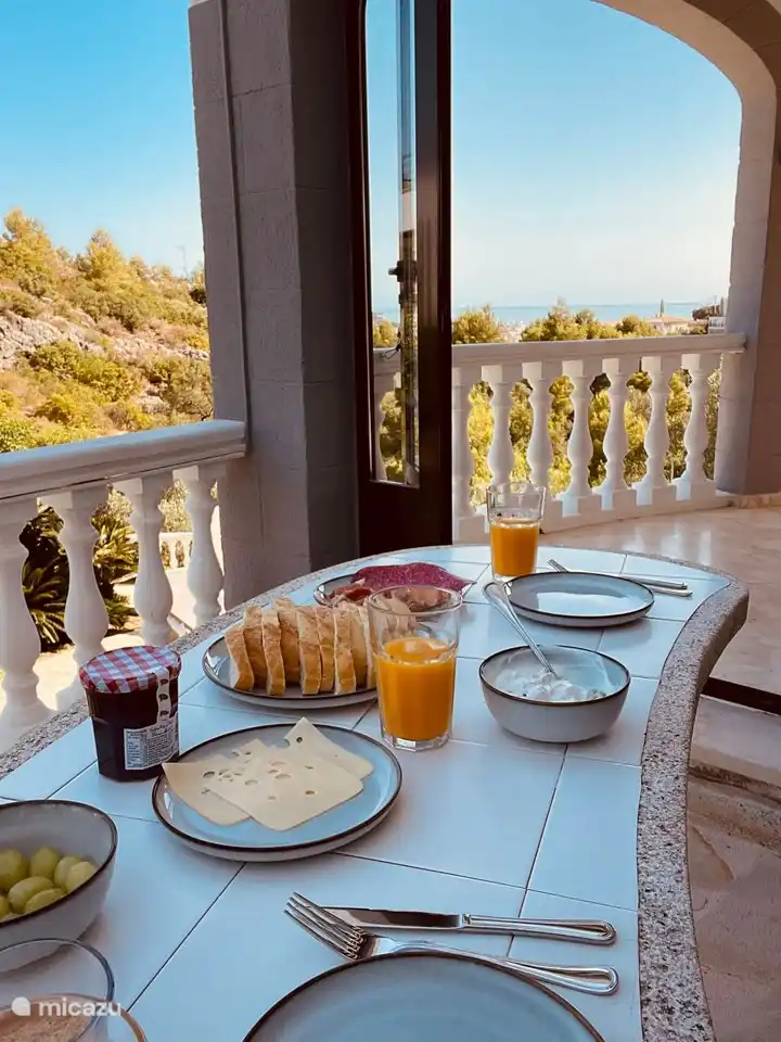 Nice breakfast on the uncovered part of the naya