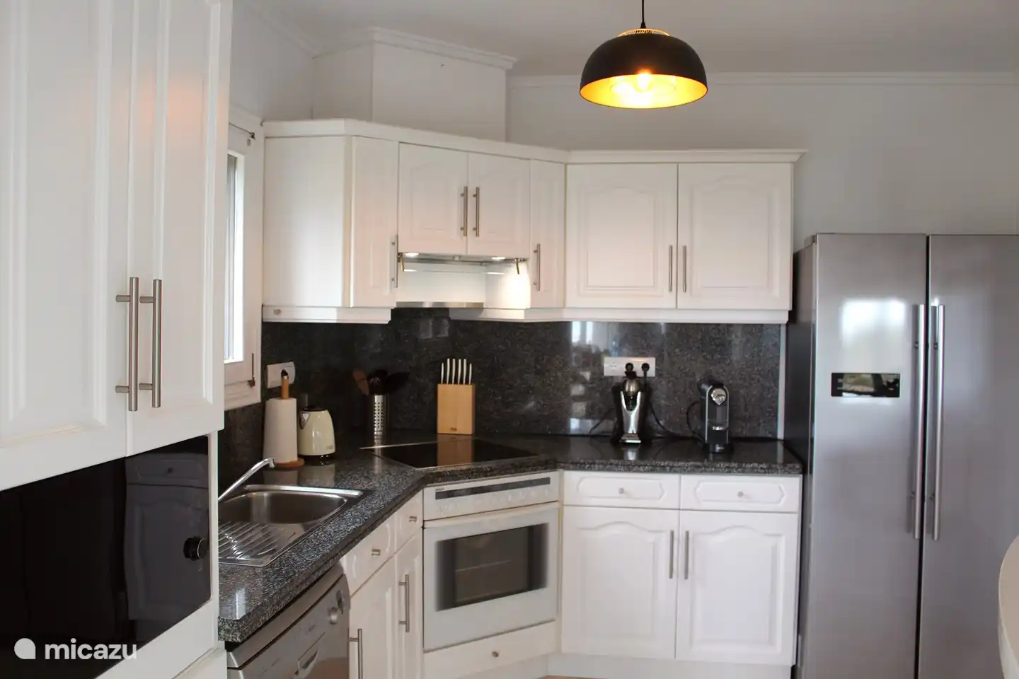 The kitchen with American fridge, oven and combi microwave.