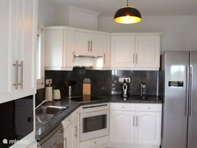 Villa Las dos Hermanas | Espagne, Costa Blanca, Dénia - villa La cuisine avec réfrigérateur américain, four et four micro-ondes combiné.