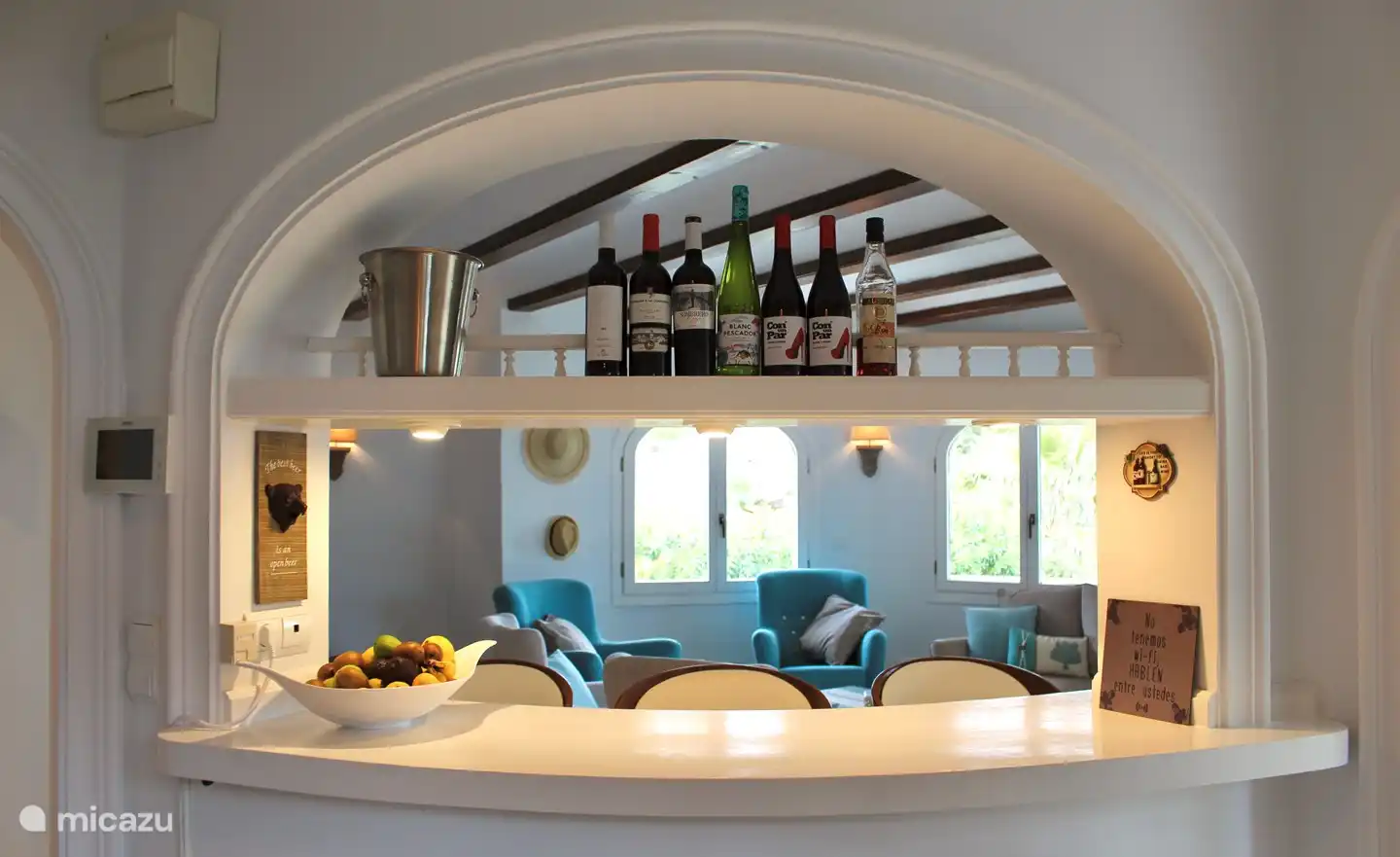 The bar seen from the kitchen. 