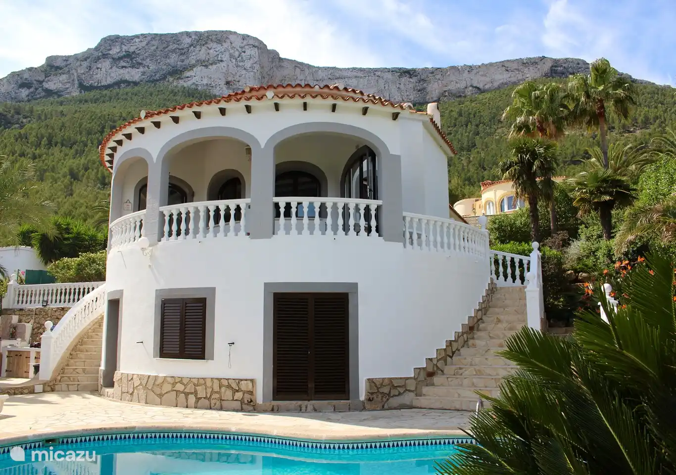 Villa Las dos Hermanas with the Mongó in the background.