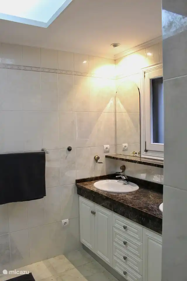 Bathroom en-suite. (1/2)