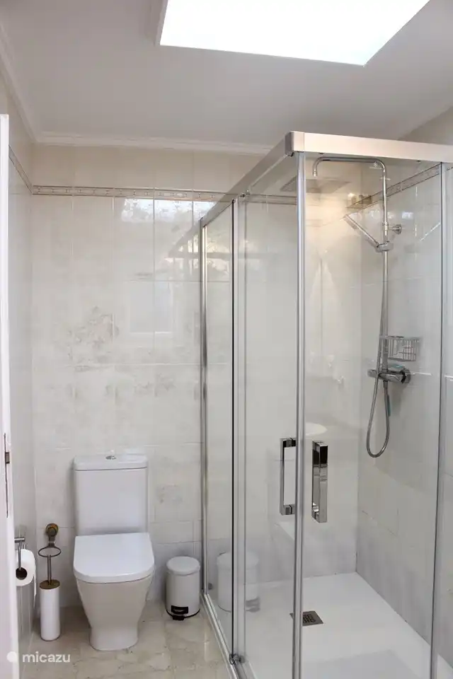 Bathroom en-suite. (2/2)