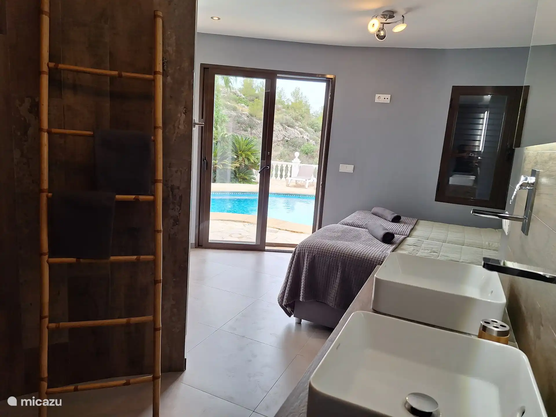 The studio is an extra option that you can book for 2 people. Equipped with a walk-in shower, toilet, two sinks, air conditioning / heating, box spring for 2 people and a large built-in wardrobe with mirror. 