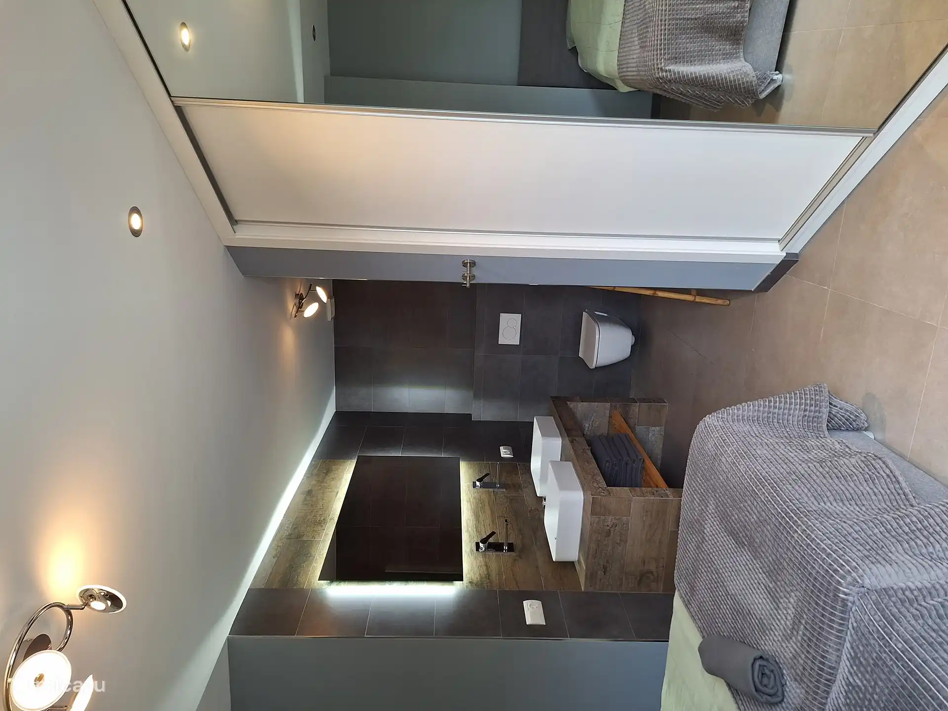 The bathroom part of the studio for two people. In the right corner is the walk-in shower. The studio for 2 people can be booked optionally. 