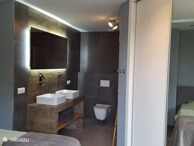 Villa Las dos Hermanas | Espagne, Costa Blanca, Dénia - villa La salle de bain fait partie du studio pour deux personnes. Dans le coin droit se trouve la douche à l’italienne. Le studio pour 2 personnes peut être réservé en option.