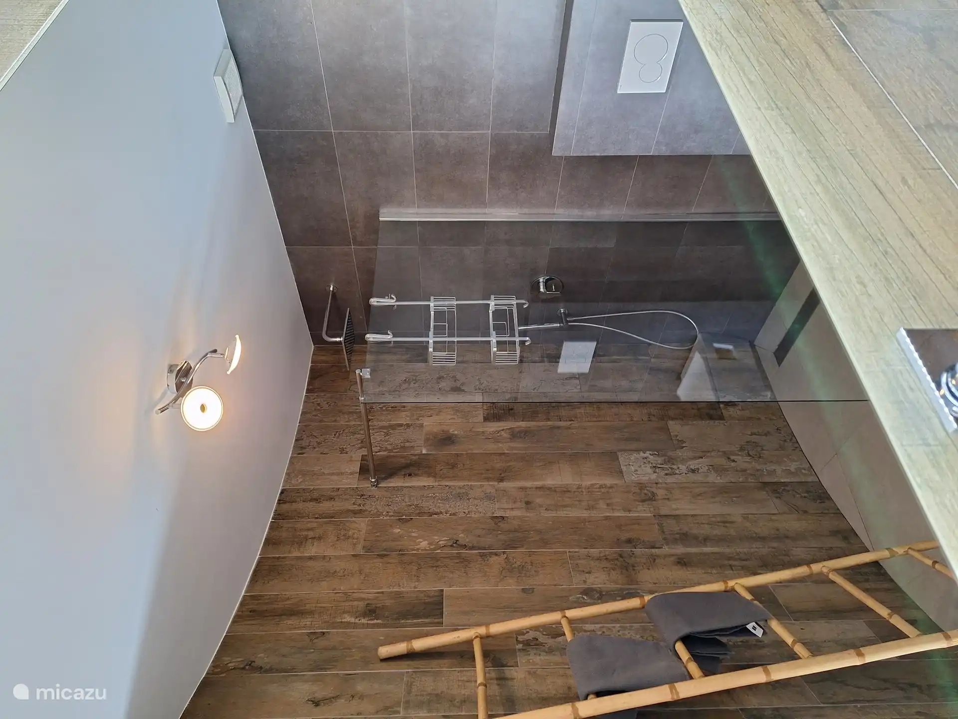 The walk-in shower which is located in the studio for 2 people. This studio for 2 people including walk-in shower, toilet, two sinks, air conditioning/heating, large built-in wardrobe with mirror and a box spring for 2 people. 
The studio can be booked optionally.
