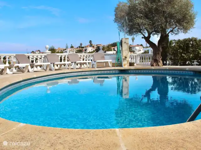 Villa Las dos Hermanas | Espagne, Costa Blanca, Dénia - villa Un aperçu de la piscine 8x4 en forme de rein avec éclairage le soir.