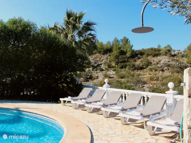 Villa Las dos Hermanas | Espagne, Costa Blanca, Dénia - villa La douche extérieure avec les chaises longues en arrière-plan.