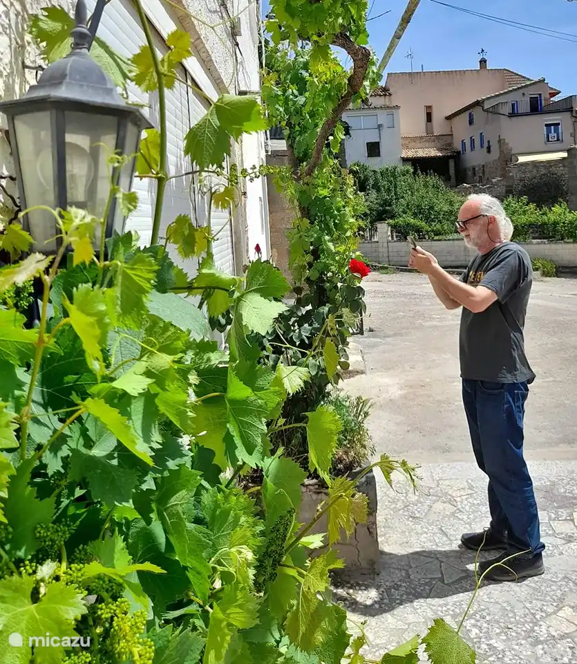 Kees vor dem Haus Casa La Fiente in Lierta.