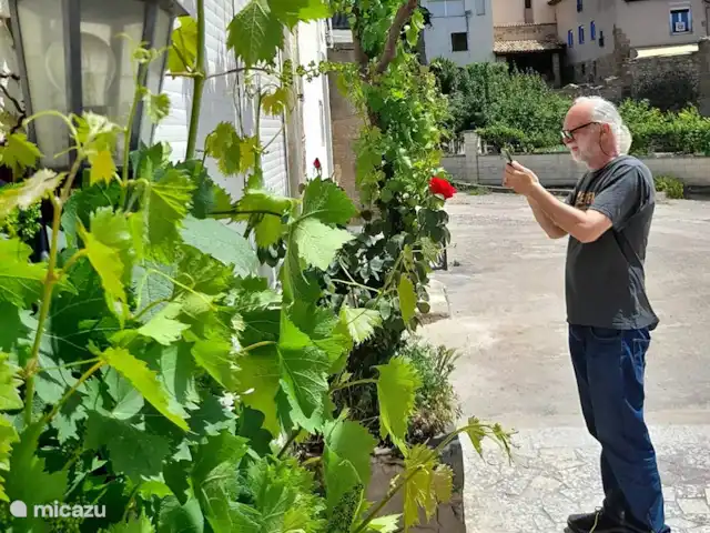 Location de Vacances Espagne, Aragon, Lierta (La Sotonera), maison mitoyenne - Casa La Fuente Kees devant la maison Casa La Fiente à Lierta.