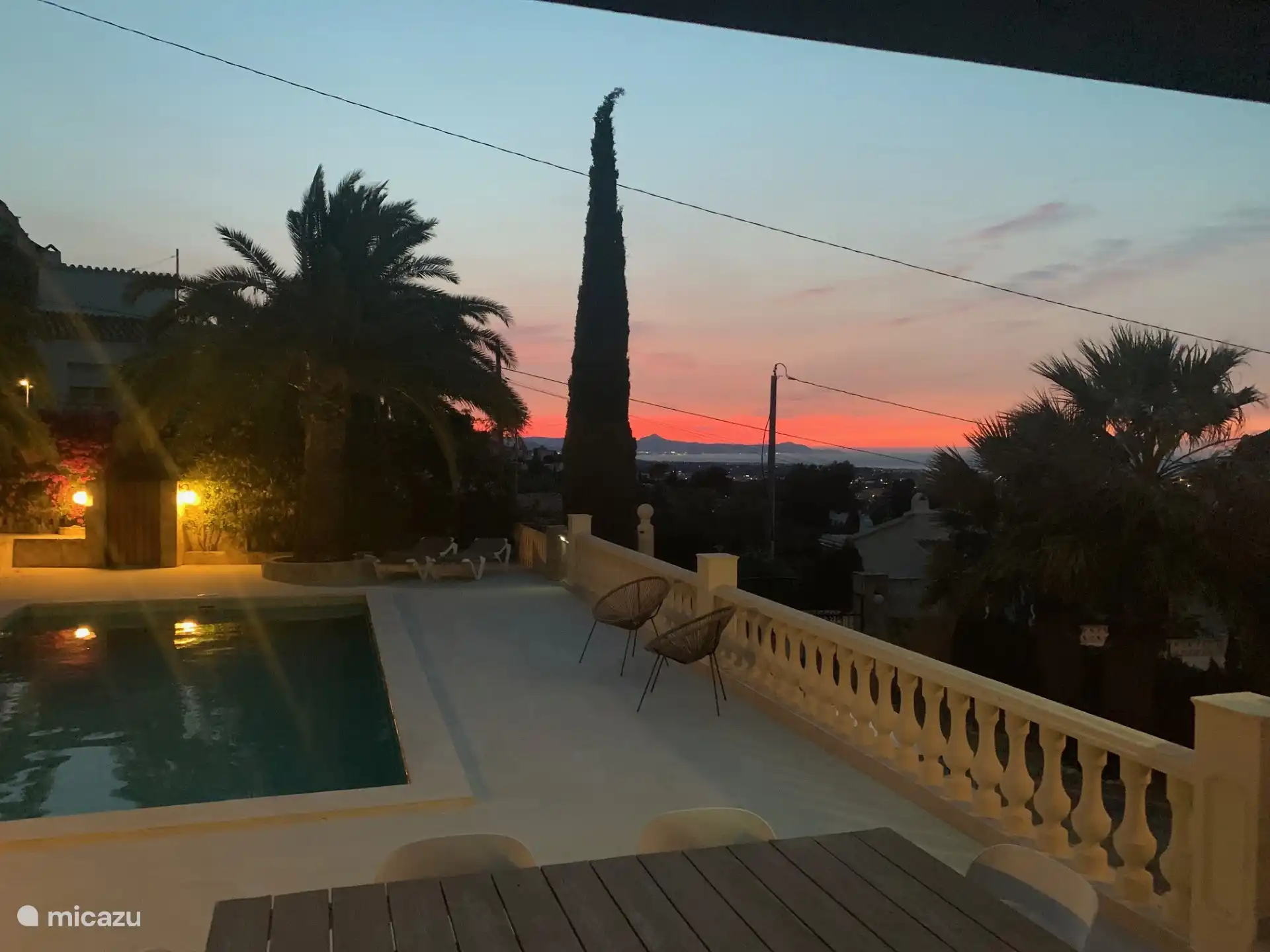 Neues Schwimmbad und Terrasse bei Nacht
