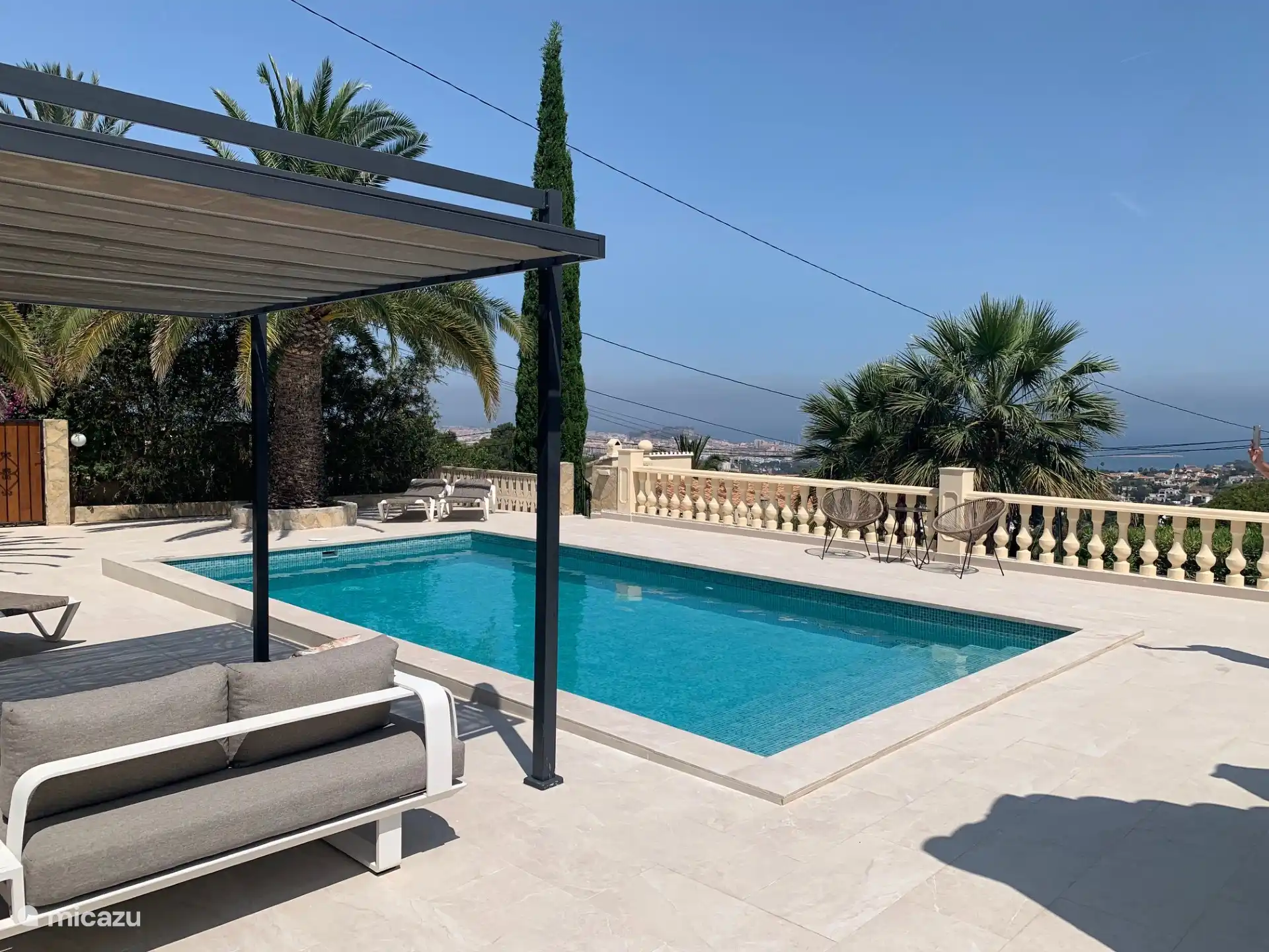 Neuer Pool und Terrasse mit Meerblick