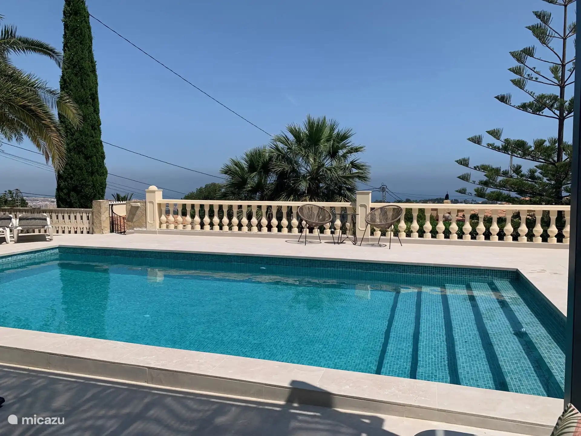 Neuer Swimmingpool und Terrasse mit Meerblick