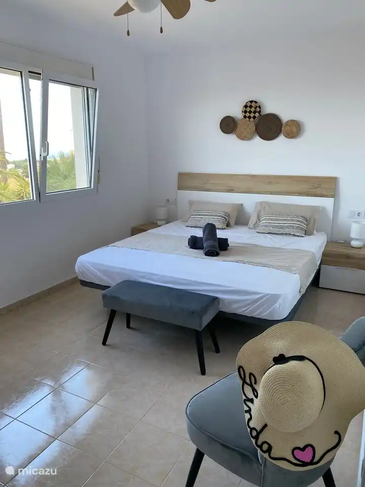 Schlafzimmer, Kingsize-Bett 180 cm, Klimaanlage und Deckenventilator