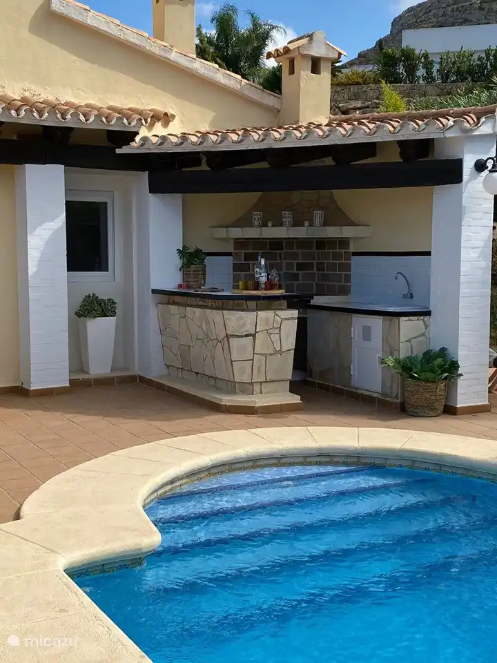 Außenküche/Bar (vor der Renovierung der Terrasse) 