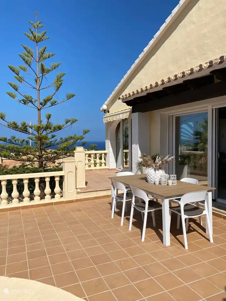 Terrasse mit Tisch (vor der Renovierung der Terrasse) und Meerblick