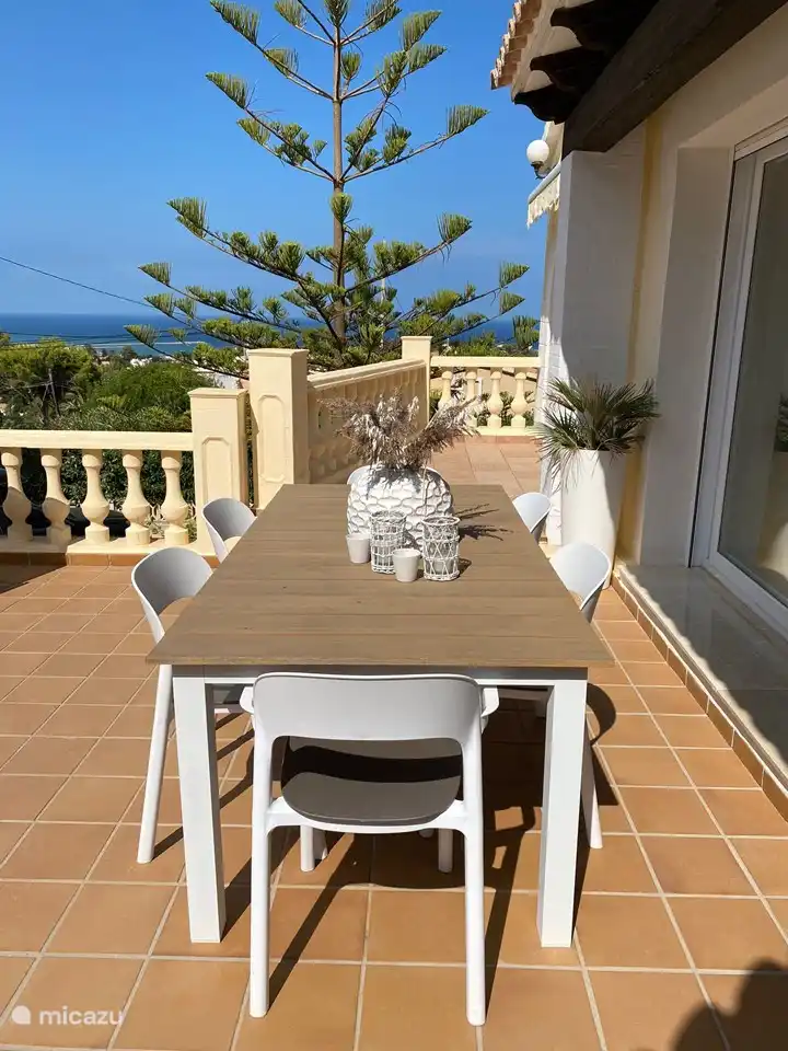 Terrasse mit Tisch (vor der Renovierung der Terrasse) und Meerblick