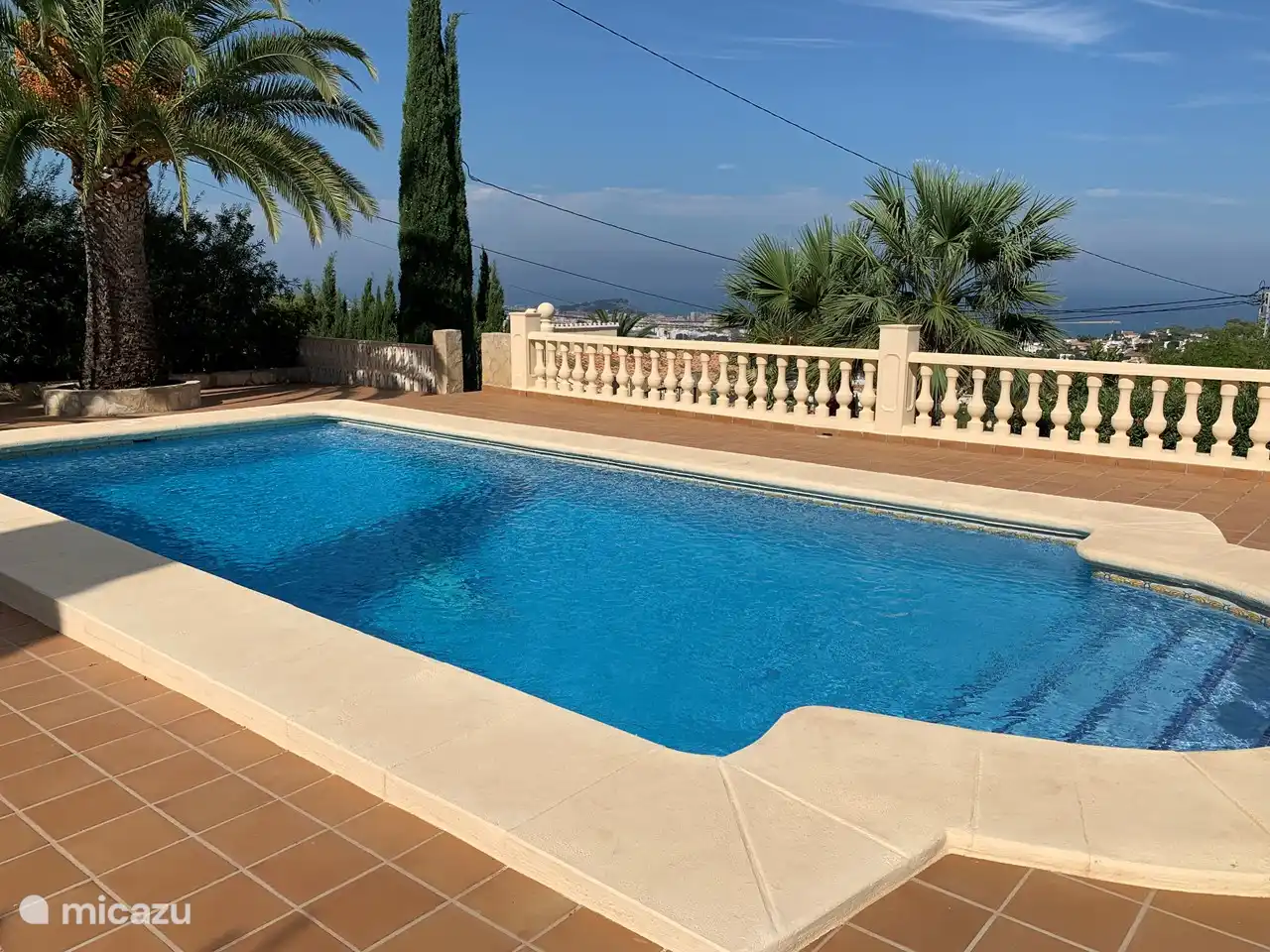 Schwimmbad und Terrasse (vor der Renovierung) mit Meerblick