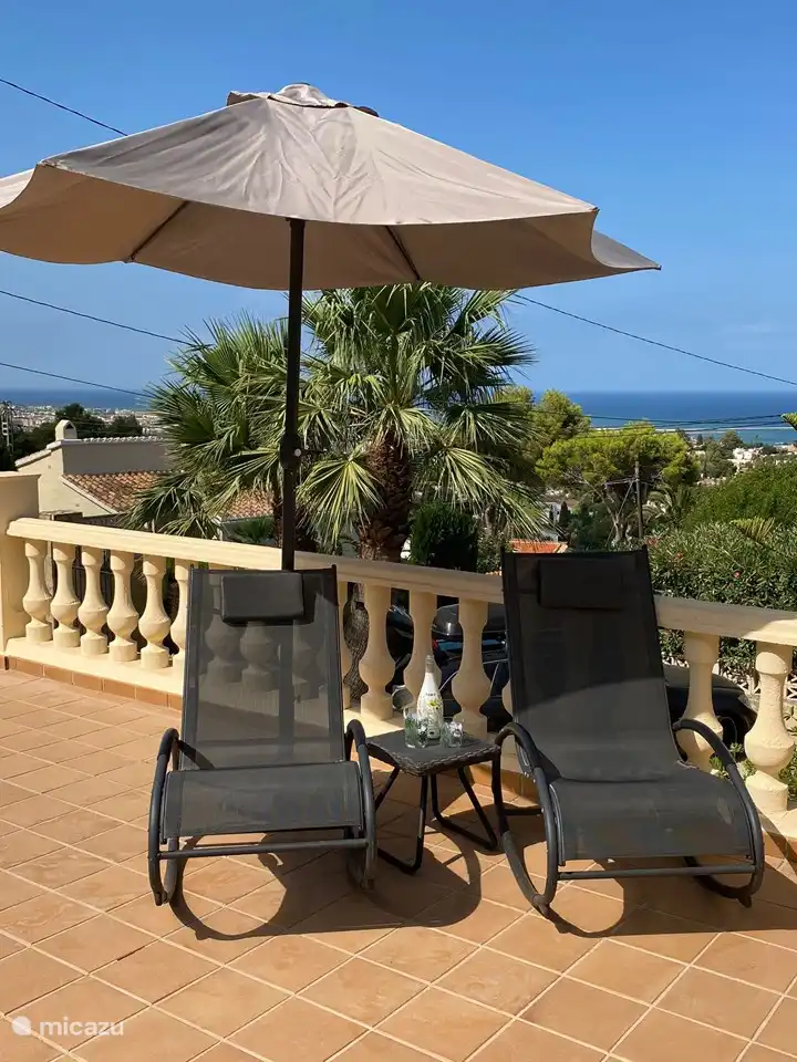 Mehrere Orte zum Sonnenbaden oder Schlafengehen (vor der Renovierung der Terrasse) 