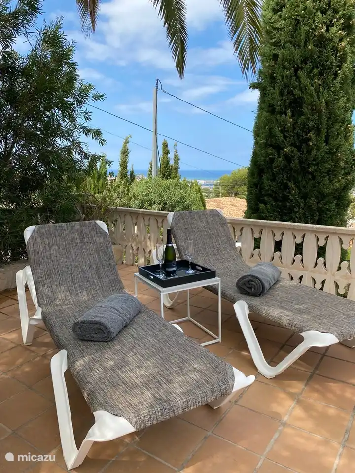 Mehrere Orte zum Sonnenbaden oder Schlafengehen (vor der Renovierung der Terrasse) 