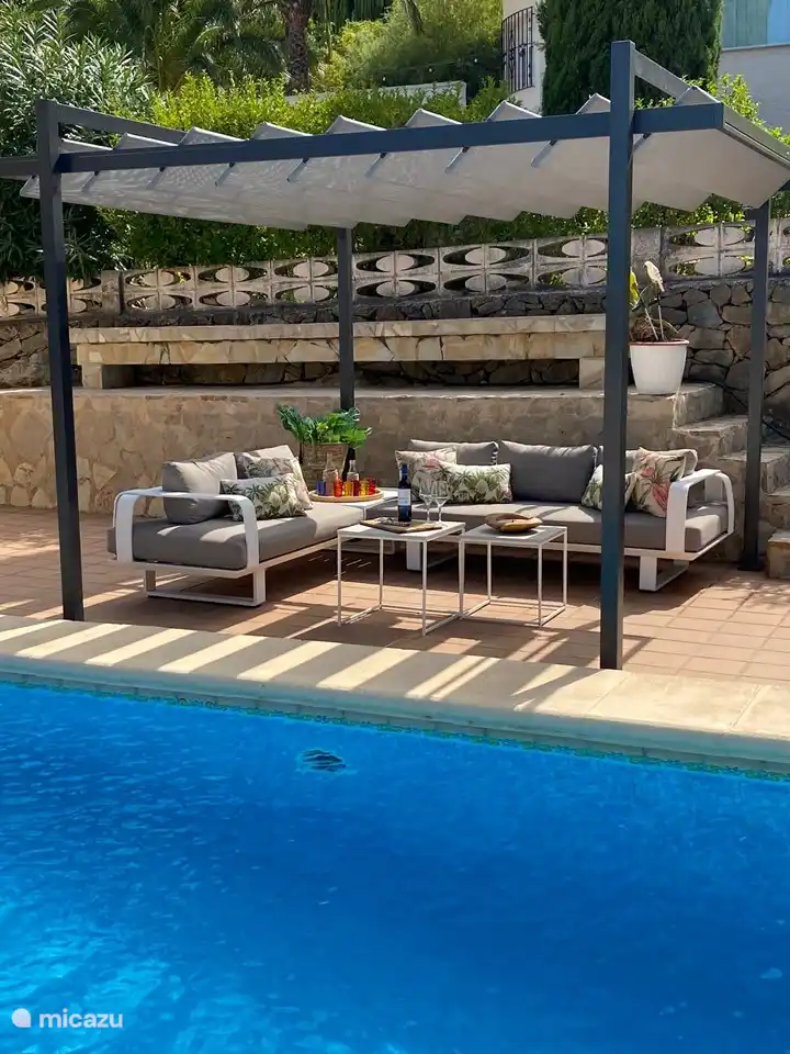 Pergola mit Loungebereich (vor der Renovierung des Pools und der Terrasse) 