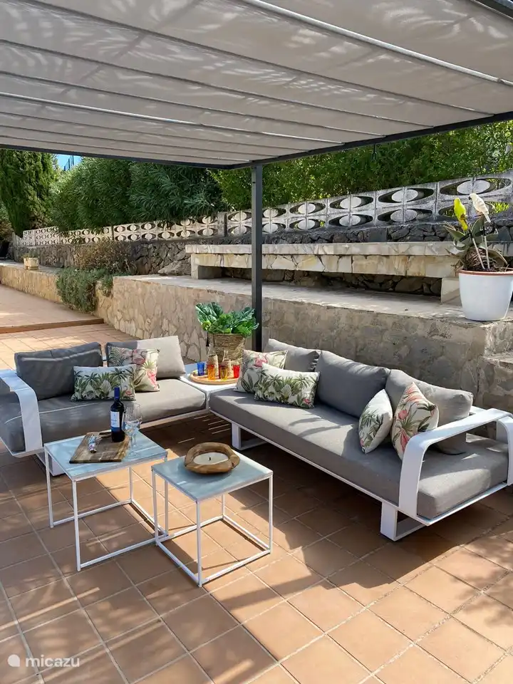 Pergola mit Loungebereich (vor der Renovierung des Pools und der Terrasse) 