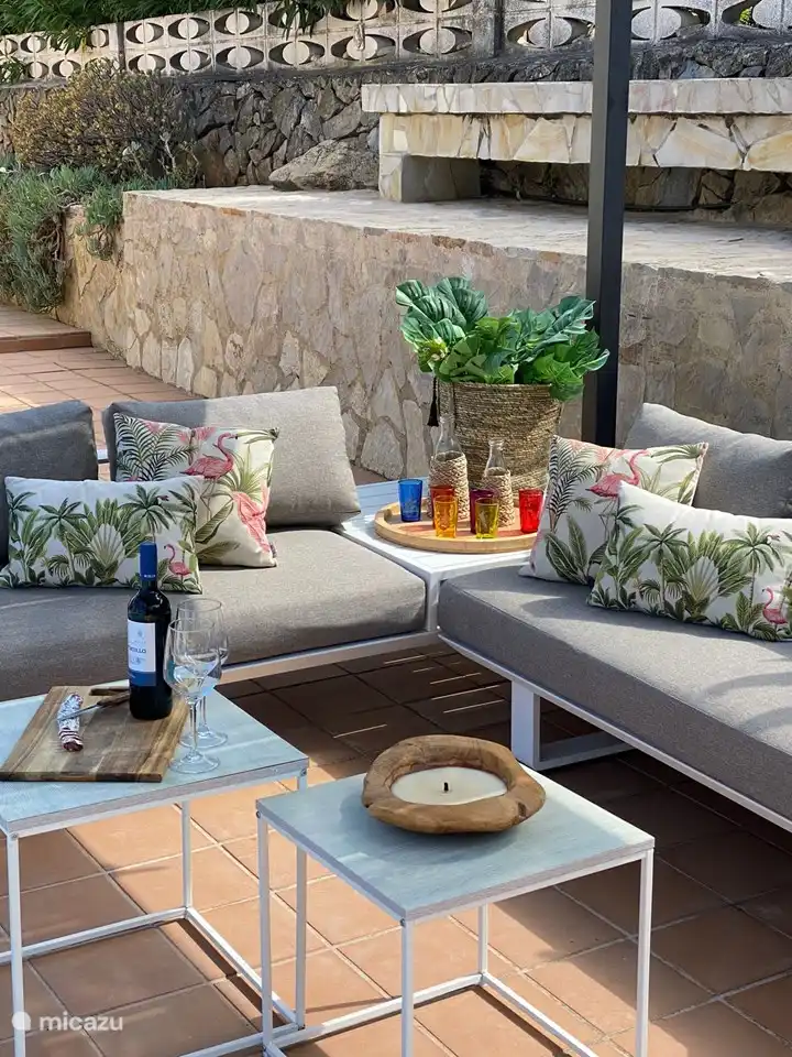 Pergola mit Loungebereich (vor der Renovierung des Pools und der Terrasse) 