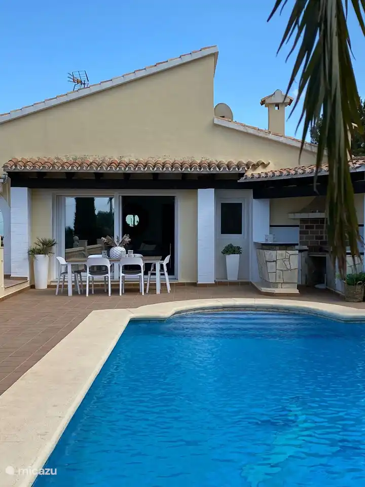 Terrasse mit Esstisch und Außenbar/Küche (vor der Renovierung des Pools und der Terrasse) 