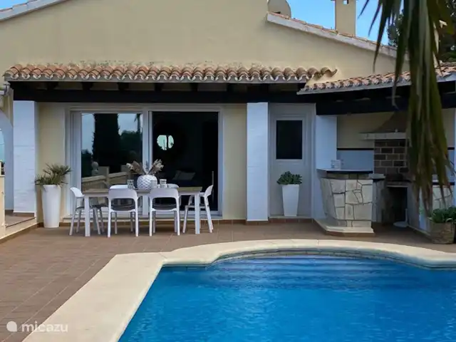 Villa Bella Vista | Espagne, Costa Blanca, Dénia - villa Terrasse avec table à manger et bar/cuisine extérieure (avant rénovation de la piscine et de la terrasse)