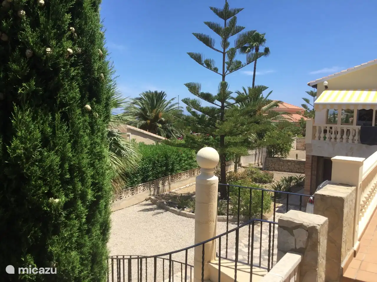 Garten und Parkplatz (3 Autos)